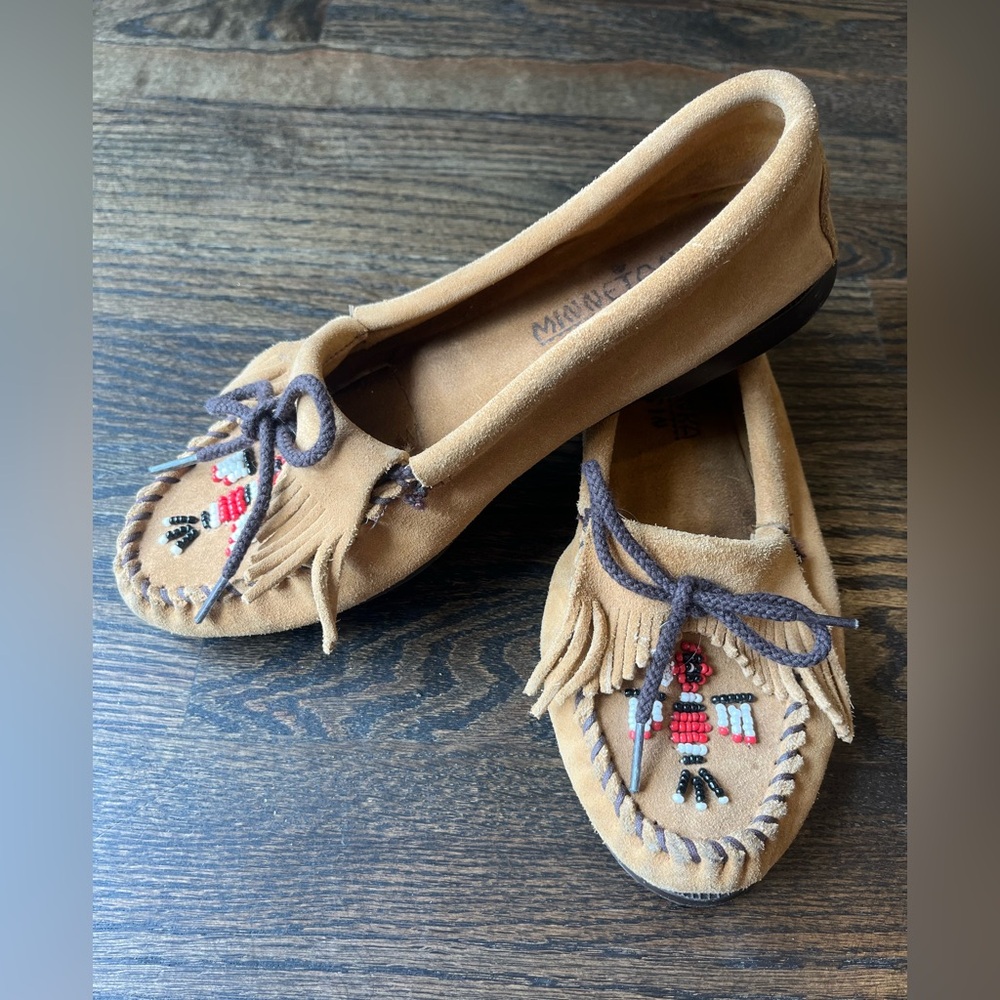 Minnetonka Beaded Moccasins Size 8 Tan Suede Thunderbird Fringe Loafers